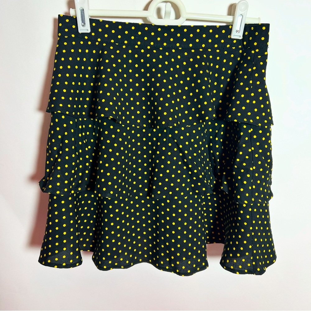 🖤💛🖤 Black ruffle skirt with tiny yellow polka dots by Motel. Size xsmall.
